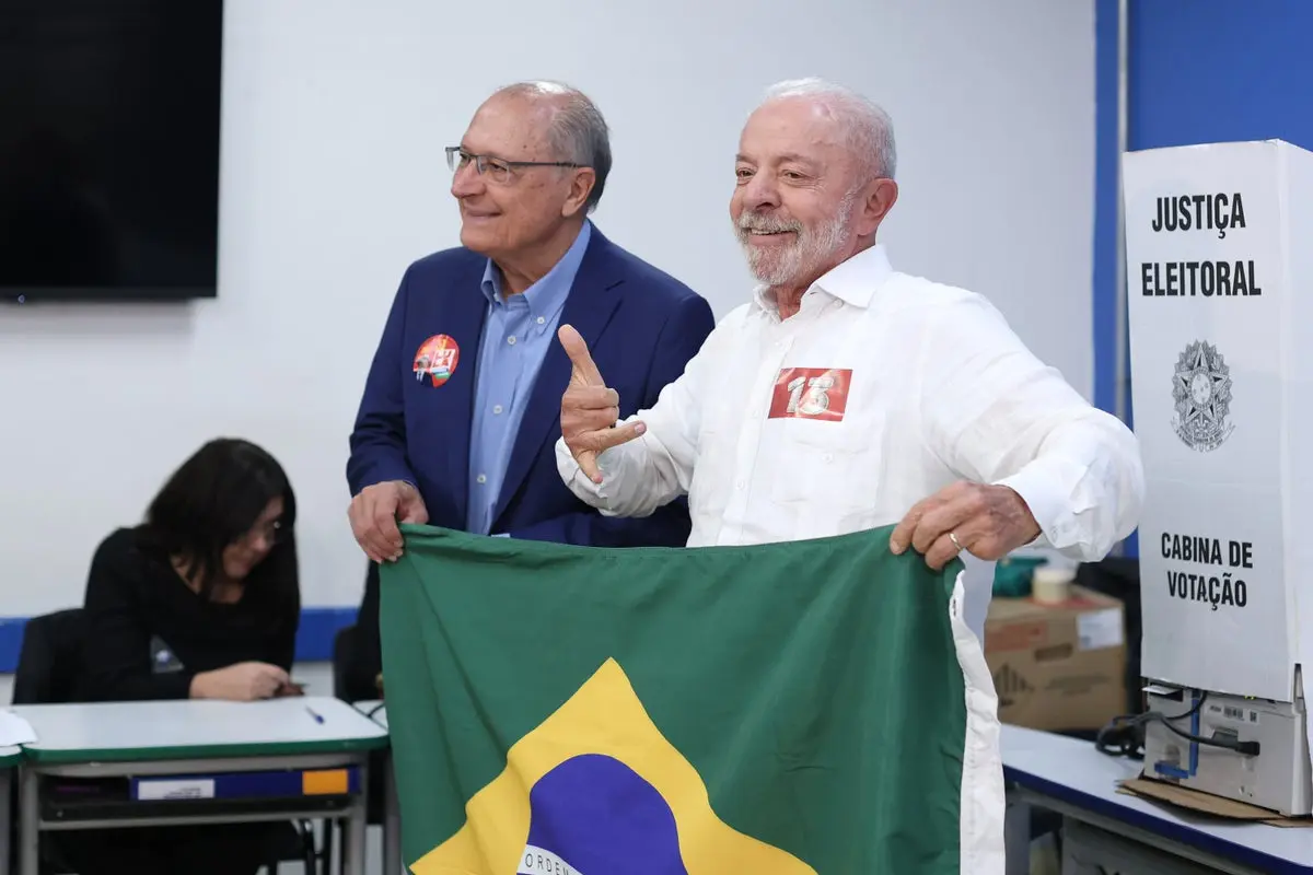 Brazilia își decide președintele într-un tur doi extrem de tensionat