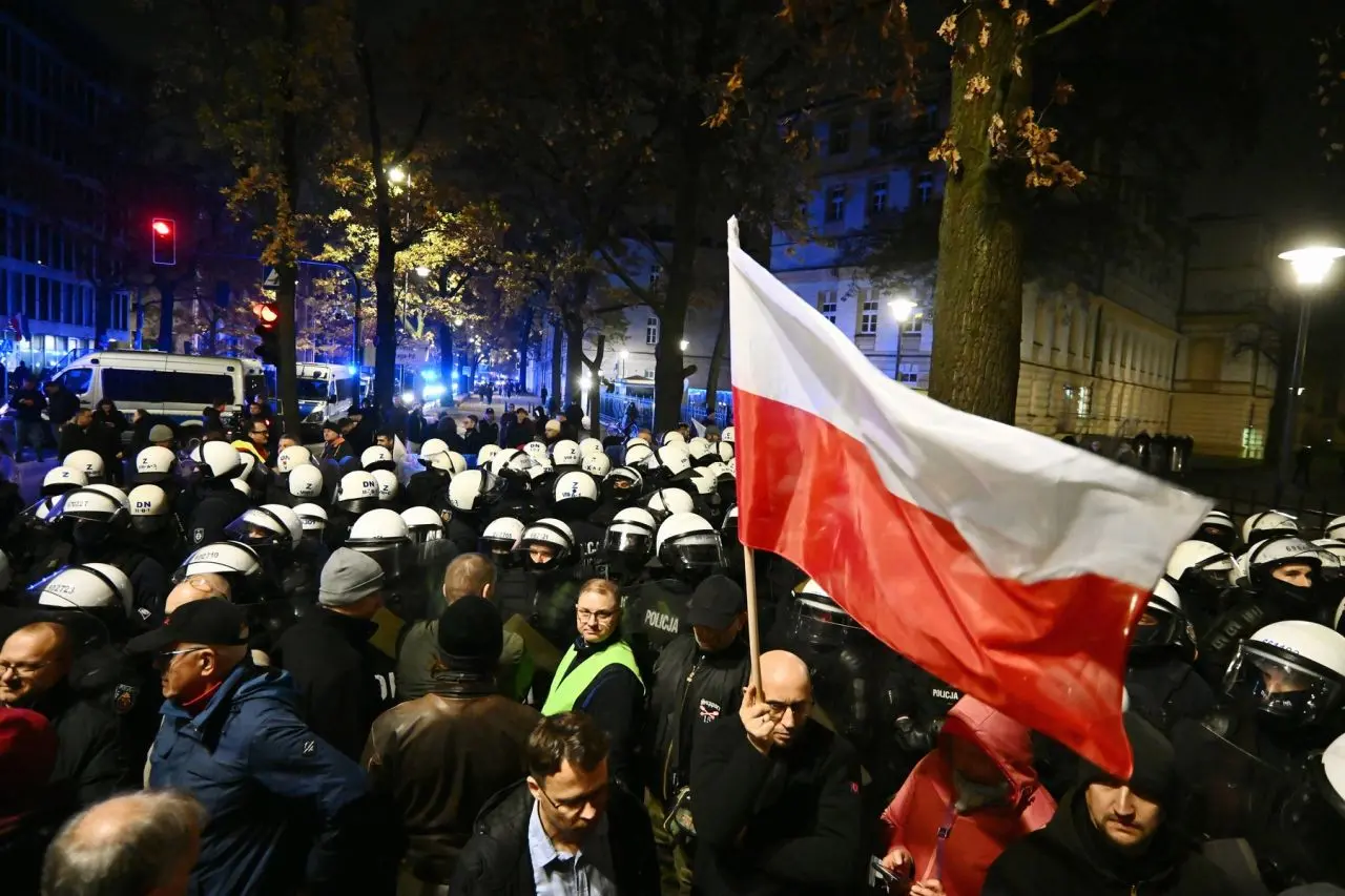 Cutremur diplomatic la Varșovia: Doi ambasadori ai Poloniei au demisionat în plină criză politică