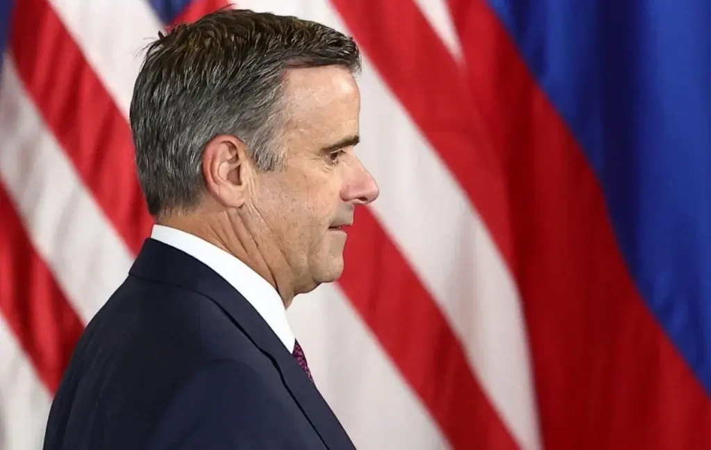 Directorul CIA, John Ratcliffe, conduce o agenție în război cu Rusia în timp ce Trump onorează Putin