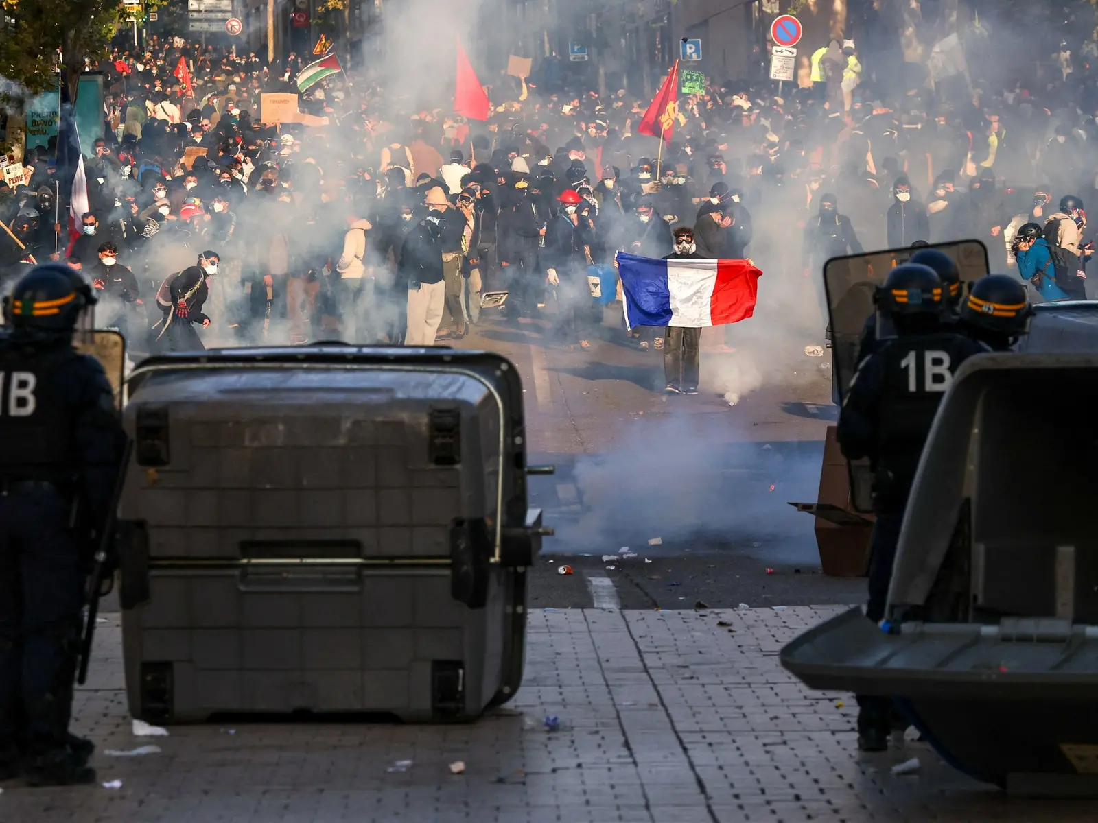 Scutul „revoltelor”: Cum folosește guvernul francez narațiunea violenței pentru a ascunde un eșec sistemic