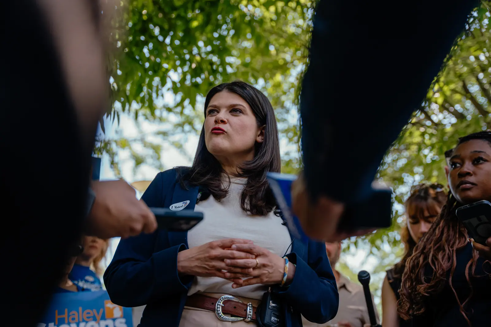 Haley Stevens: Vizibilitate națională și distanțare strategică de fostul rival