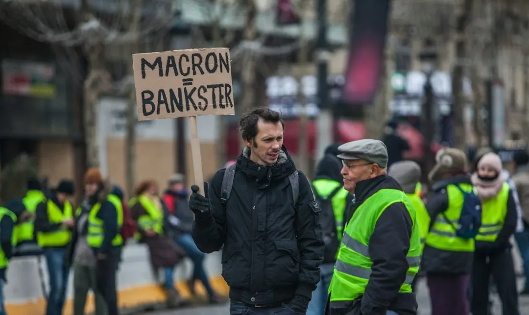 Macron condamnă revoltele din întreaga țară în fața unei crize de securitate