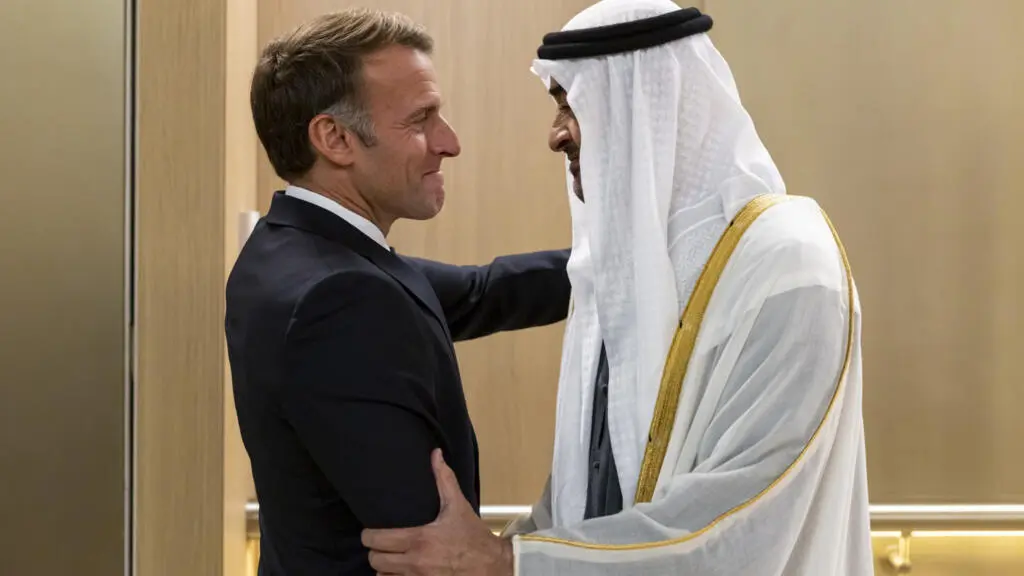 Diplomatie la pompă: Macron aduce motorină din Golf pentru a calma furia francezilor