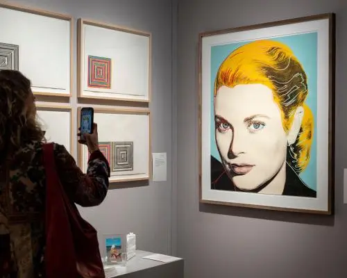 Dealeri de artă din Miami condamnați la aproape patru ani pentru vânzarea de Warholuri false