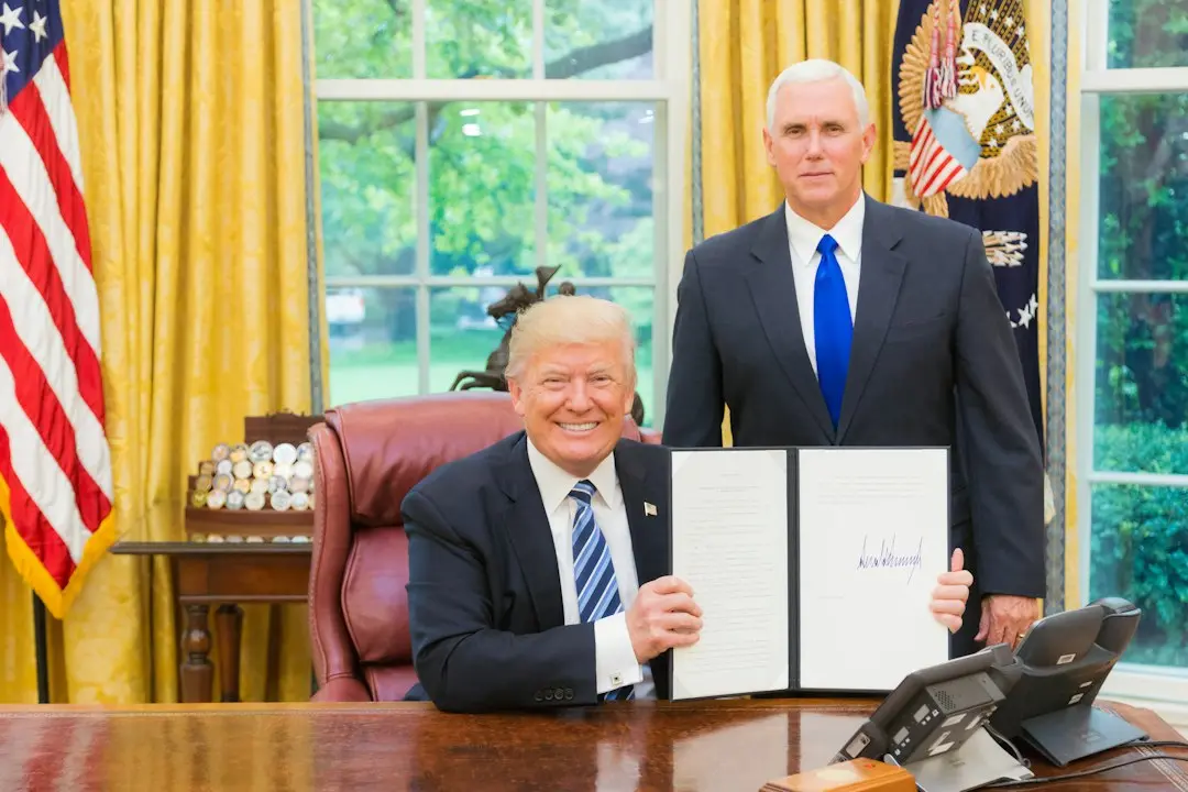 Trump relaxează sancțiunile împotriva Rusiei și atacă dur conducerea de la Kiev